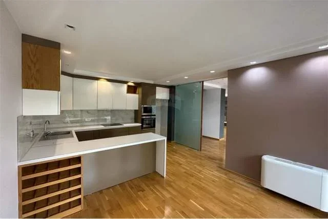 Tirane, jepet me qera apartament Dublex Kati 0, 287 m² 1.500 Euro (Liqeni Thate)