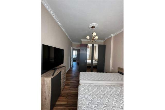 Tirane, jepet me qera apartament 2+1 127 m² 900 Euro (Liqeni Thate)