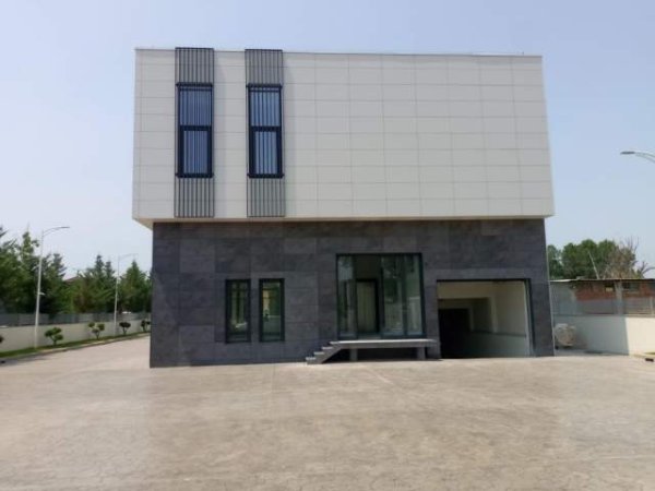 Tirane, jepet me qera ambjent biznesi Kati 0, 3.600 m² 15.000 Euro (Mezeze)