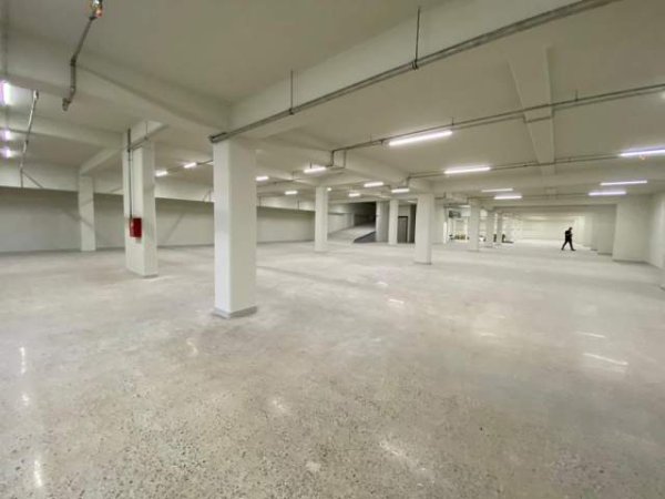 Tirane, jepet me qera ambjent biznesi Kati 0, 3.600 m² 13.000 Euro (Mezeze)