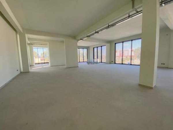 Tirane, jepet me qera ambjent biznesi Kati 0, 3.600 m² 13.000 Euro (Mezeze)