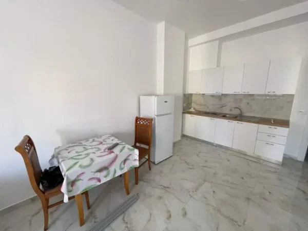 Tirane, jepet me qera apartament 2+1+BLK Kati 1, 100 m² 450 Euro (Hotel Rolandi)