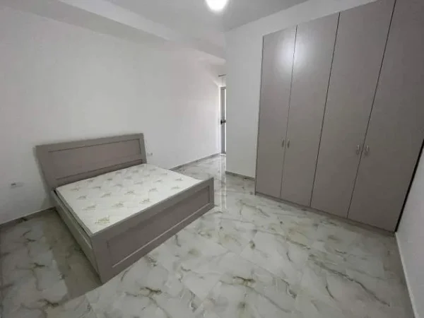 Tirane, jepet me qera apartament 2+1+BLK Kati 1, 100 m² 450 Euro (Hotel Rolandi)