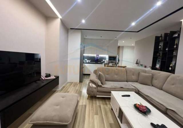 Tirane, jepet me qera apartament 3+1+A+BLK Kati 5, 107 m² 600 Euro (Kompleksi Green City)