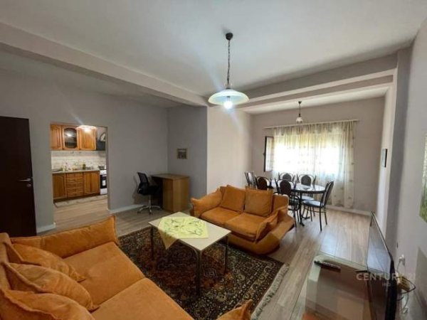 Tirane, jepet me qera apartament 1+1+BLK 90 m² 550 Euro (myslym shyre)