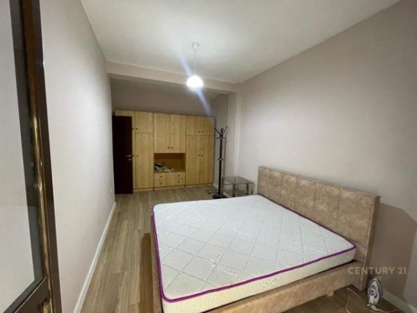 Tirane, jepet me qera apartament 1+1+BLK 90 m² 550 Euro (myslym shyre)