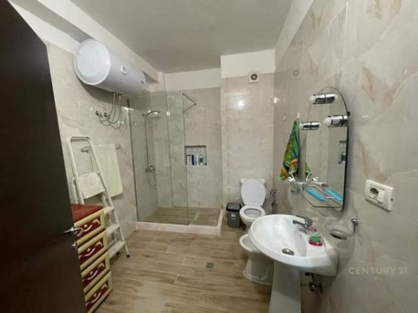 Tirane, jepet me qera apartament 1+1+BLK 90 m² 550 Euro (myslym shyre)