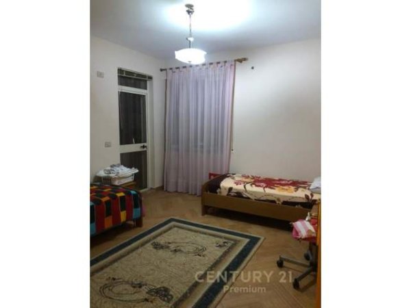 Tirane, jepet me qera apartament 2+1+BLK 112 m² 500 Euro (komuna parisit)