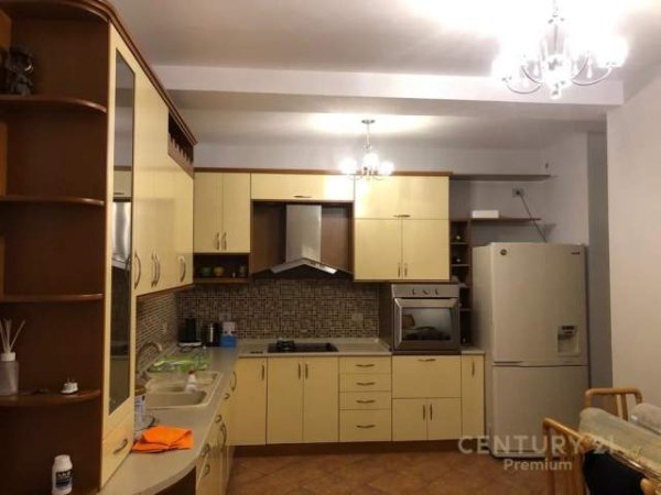 Tirane, jepet me qera apartament 2+1+BLK 112 m² 500 Euro (komuna parisit)