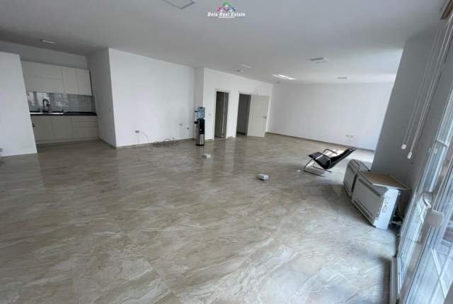 Tirane, jepet me qera zyre Kati 1, 190 m² 1.000 Euro (5 Maji)