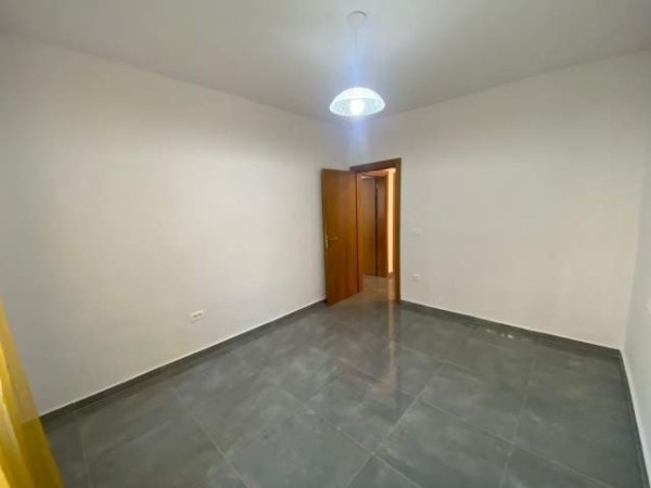 Tirane, jepet me qera apartament 1+1 Kati 2, 60 m² 400 Euro (Ish-Parku Autobuzave)