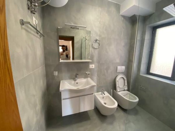 Tirane, jepet me qera apartament 1+1 Kati 2, 60 m² 400 Euro (Ish-Parku Autobuzave)