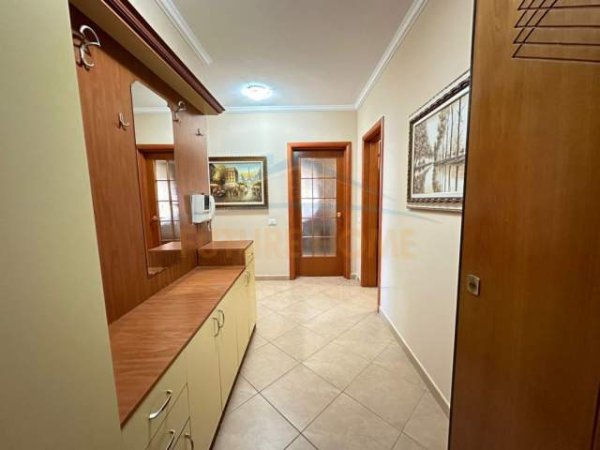 Tirane, jepet me qera apartament 1+1 Kati 5, 80 m² 600 Euro (Sheshi Nene Tereza)