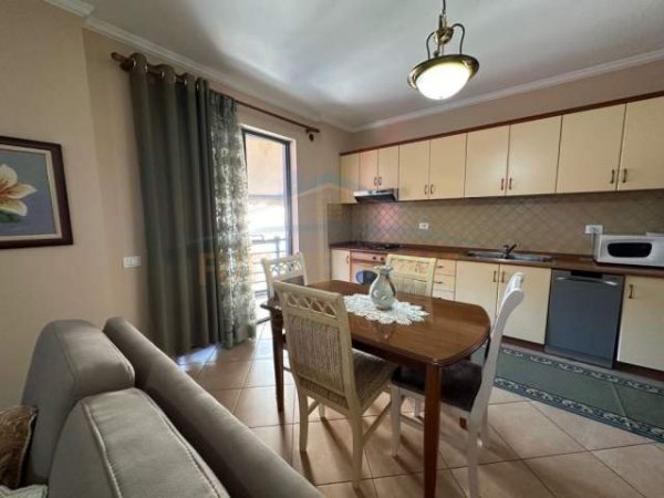 Tirane, jepet me qera apartament 1+1 Kati 5, 80 m² 600 Euro (Sheshi Nene Tereza)