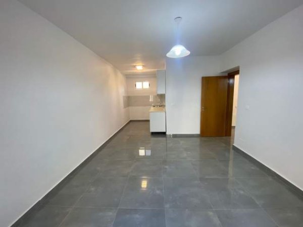 Tirane, jepet me qera apartament 1+1 Kati 2, 60 m² 400 Euro (Ish-Parku Autobuzave)