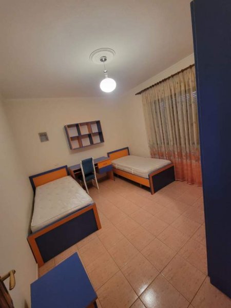Tirane, jepet me qera shtepi 5+1+BLK Kati 2, 200 m² 50.000 Leke (Nen Stacioni Elektrik)