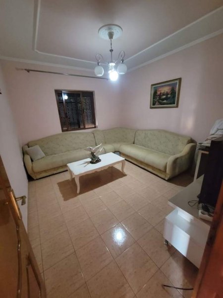 Tirane, jepet me qera shtepi 5+1+BLK Kati 2, 200 m² 50.000 Leke (Nen Stacioni Elektrik)