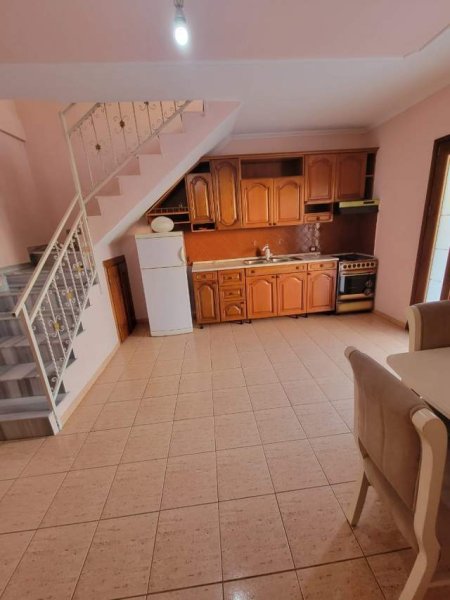 Tirane, jepet me qera shtepi 5+1+BLK Kati 2, 200 m² 50.000 Leke (Nen Stacioni Elektrik)