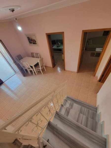 Tirane, jepet me qera shtepi 5+1+BLK Kati 2, 200 m² 50.000 Leke (Nen Stacioni Elektrik)