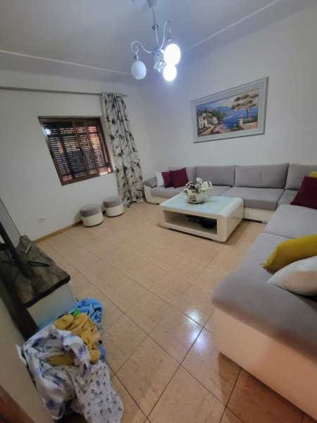 Tirane, jepet me qera shtepi 5+1+BLK Kati 2, 200 m² 50.000 Leke (Nen Stacioni Elektrik)