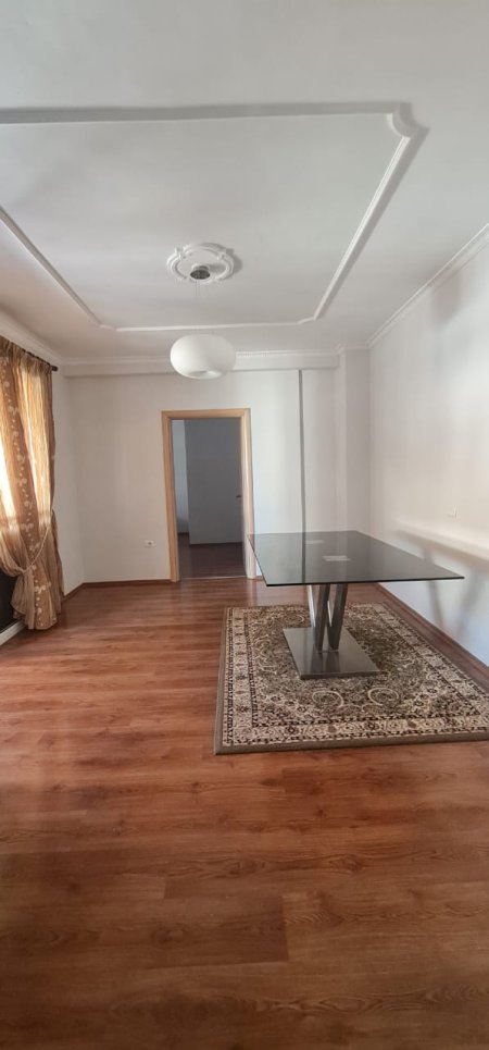 Tirane, jepet me qera apartament 135 m² 800 Euro (Elbasanit)