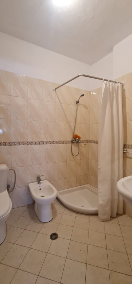 Tirane, jepet me qera apartament 135 m² 800 Euro (Elbasanit)