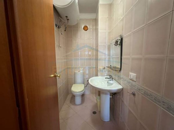 Tirane, jepet me qera apartament 1+1 Kati 5, 80 m² 600 Euro (Air Albania)