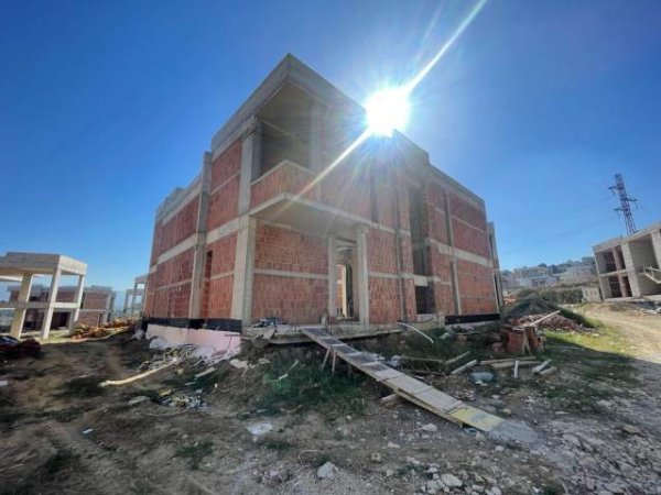Tirane, shitet Vile Kati 2, 445 m² 2.200 Euro/m2 (Autostrada Teg)