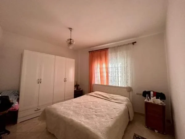 Shitet Shtepi 327 m² 120.000 Euro (Pazari i Vjeter) Korce