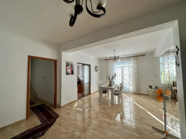 Shitet Shtepi 327 m² 120.000 Euro (Pazari i Vjeter) Korce