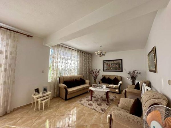 Korce, shitet apartament 5+1 Kati 0, 327 m² 12.000 Euro (pazari i vjeter)