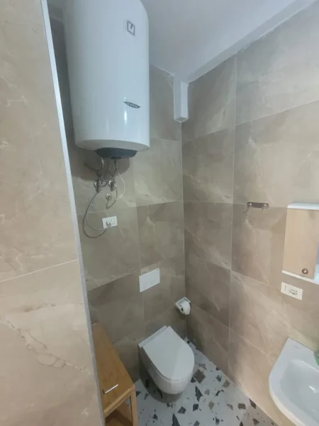 Tirane, jepet me qera apartament 1+1 Kati 1, 30 m² 300 € (Ali Demi)
