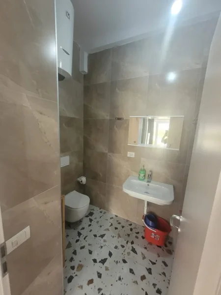 Tirane, jepet me qera apartament 1+1 Kati 1, 30 m² 300 € (Ali Demi)
