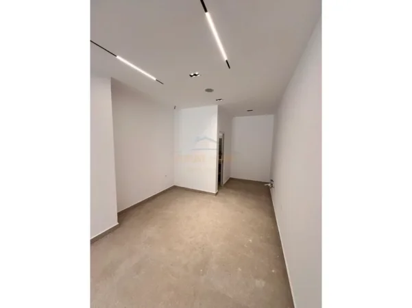 Tirane, jepet me qera Kati 0, 45 m² 900 € (Bulevardi Zhan D'Ark)