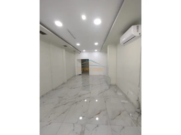 Tirane, jepet me qera ambjent biznesi Kati 0, 51 m² 630 € (ish Dogana)