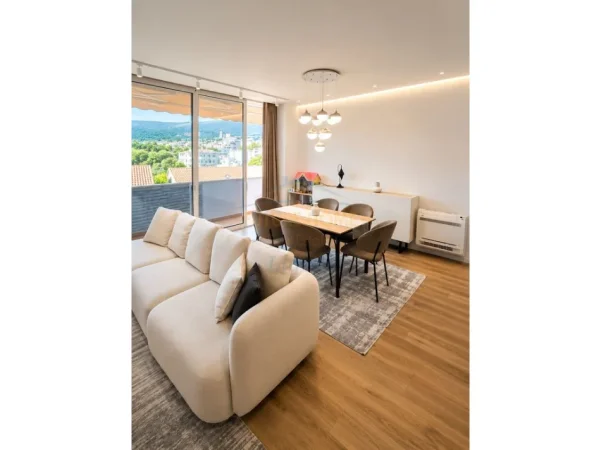 Tirane, jepet me qera apartament 2+1+Ballkon Kati 4, 142 m² 1.500 € (Liqeni i Thate)