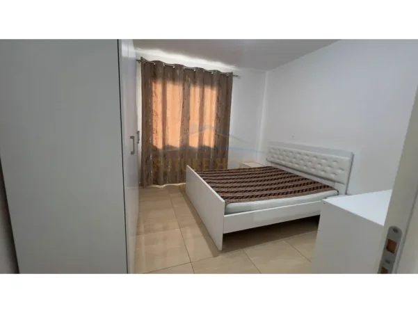 Tirane, jepet me qera apartament 1+1+Ballkon Kati 8, 88 m² 350 € (Kamez)