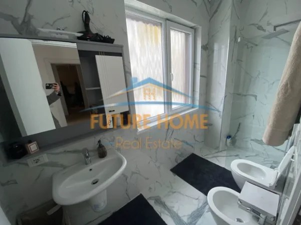 Tirane, jepet me qera apartament 2+1+Ballkon Kati 4, 106 m² 800 € (Yzberisht)