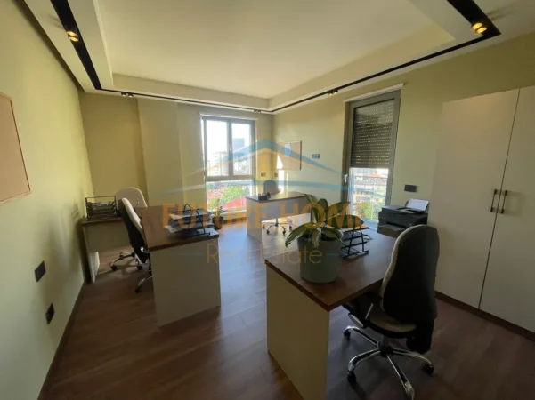 Tirane, jepet me qera ambjent biznesi Kati 7, 120 m² 1.800 € (Rruga e Kavajes)