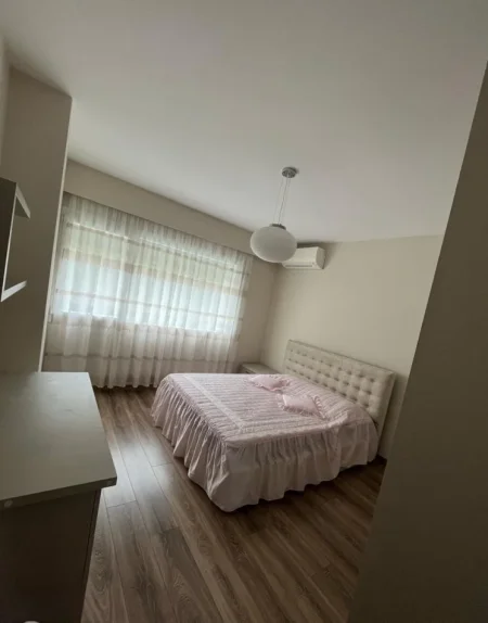 Tirane, jepet me qera apartament 2+1 Kati 2, 130 m² 1.500 € (Teg)
