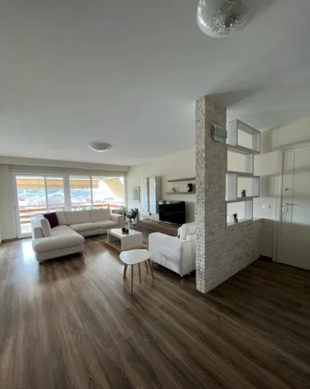 Tirane, jepet me qera apartament 2+1 Kati 2, 130 m² 1.500 € (Teg)