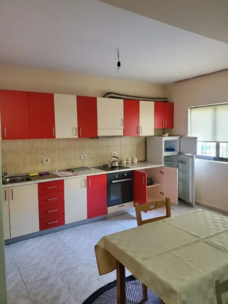 Tirane, jepet me qera apartament 3+1 Kati 2, 136 m² 600 € (Komuna E Parisit)