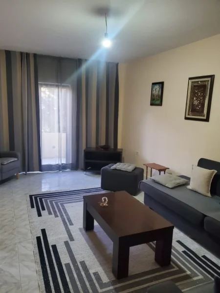 Tirane, jepet me qera apartament 3+1 Kati 2, 136 m² 600 € (Komuna E Parisit)