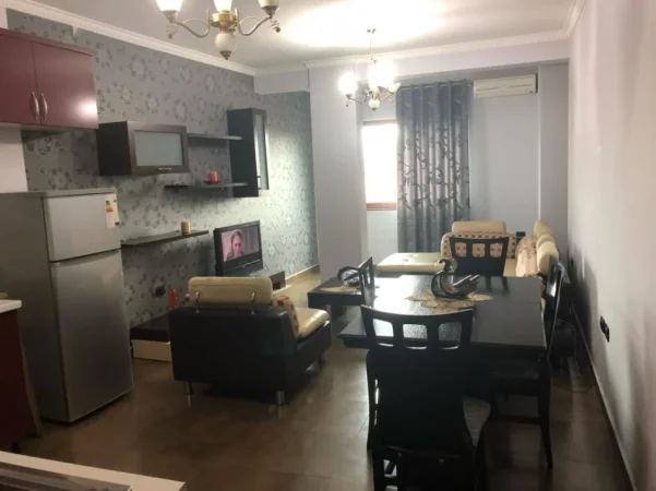 Tirane, jepet me qera 2+1 Kati 5, 650 € 