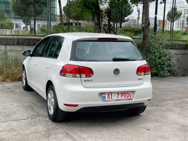 Tirane, shes makine VW GOLF 6 Benzin+Gaz, e bardhë manuale Klima 167.000 km 5.700 €
