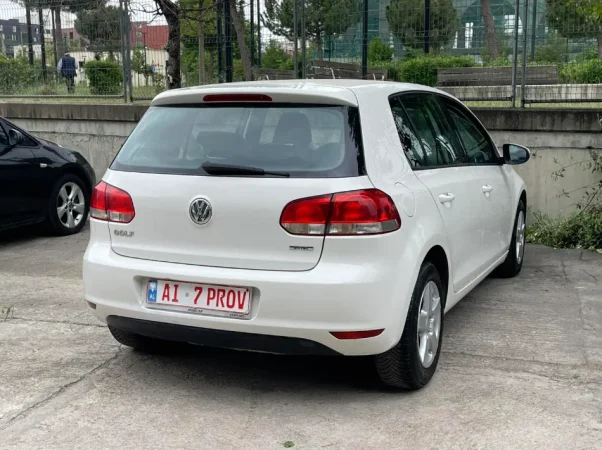 Tirane, shes makine VW GOLF 6 Benzin+Gaz, e bardhë manuale Klima 167.000 km 5.700 €