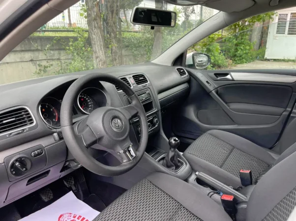 Tirane, shes makine VW GOLF 6 Benzin+Gaz, e bardhë manuale Klima 167.000 km 5.700 €