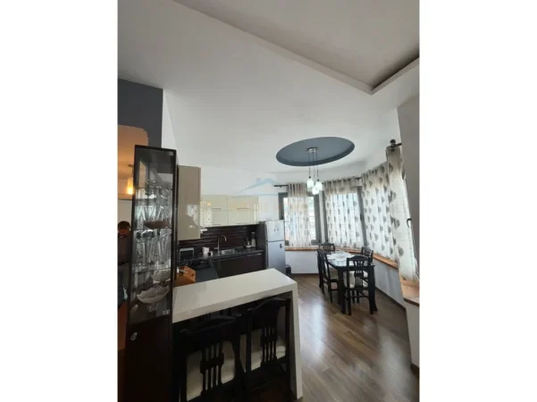 Tirane, jepet me qera apartament 2+1 , 80 m² 750 € 