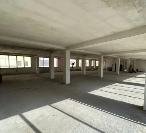 Tirane, jepet me qera zyre Kati 3, 450 m² 1.500 € (PALLATI ME SHIGJETA)