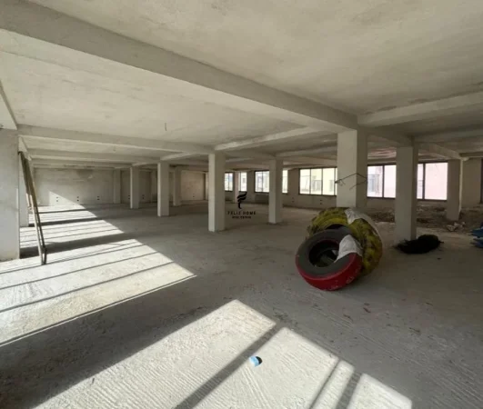 Tirane, jepet me qera zyre Kati 3, 450 m² 1.500 € (PALLATI ME SHIGJETA)